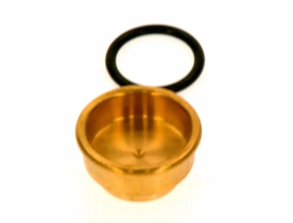 Goldfarbene Kappe mit einem schwarzen O-Ring, die möglicherweise für einen Anschluss von Bosch verwendet wird. Die Kappe hat eine halbrunde Form und innen eine glatte Oberfläche.